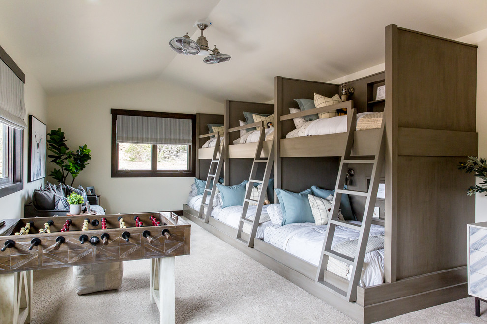 Ejemplo de dormitorio infantil tradicional renovado grande con moqueta, suelo beige y paredes blancas