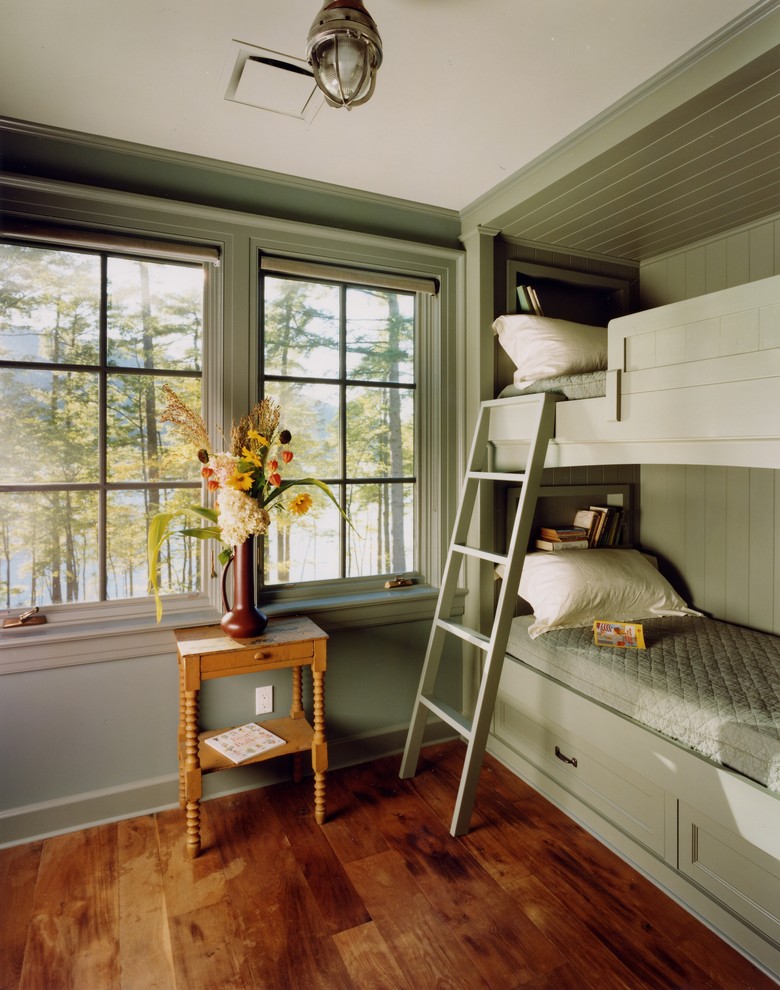 ポートランド(メイン)にあるトラディショナルスタイルのおしゃれな子供部屋 (緑の壁、二段ベッド) の写真