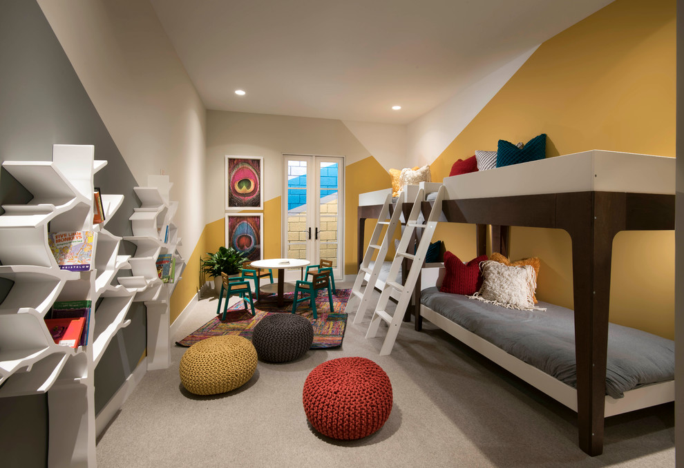 Idéer för små funkis könsneutrala barnrum kombinerat med sovrum och för 4-10-åringar, med heltäckningsmatta, flerfärgade väggar och grått golv