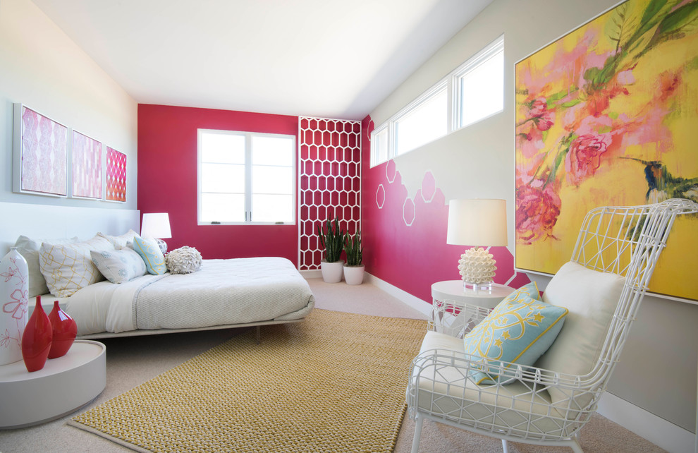 Idéer för att renovera ett stort funkis barnrum kombinerat med sovrum, med rosa väggar, heltäckningsmatta och beiget golv