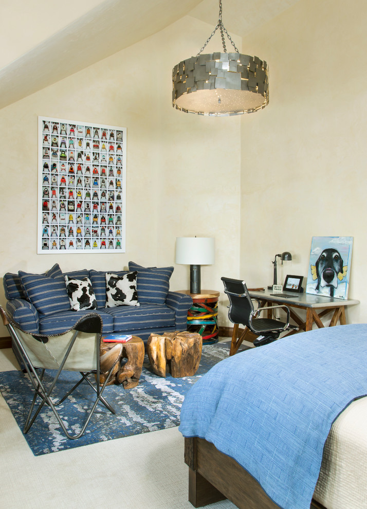 Imagen de dormitorio infantil rural de tamaño medio con paredes beige y moqueta