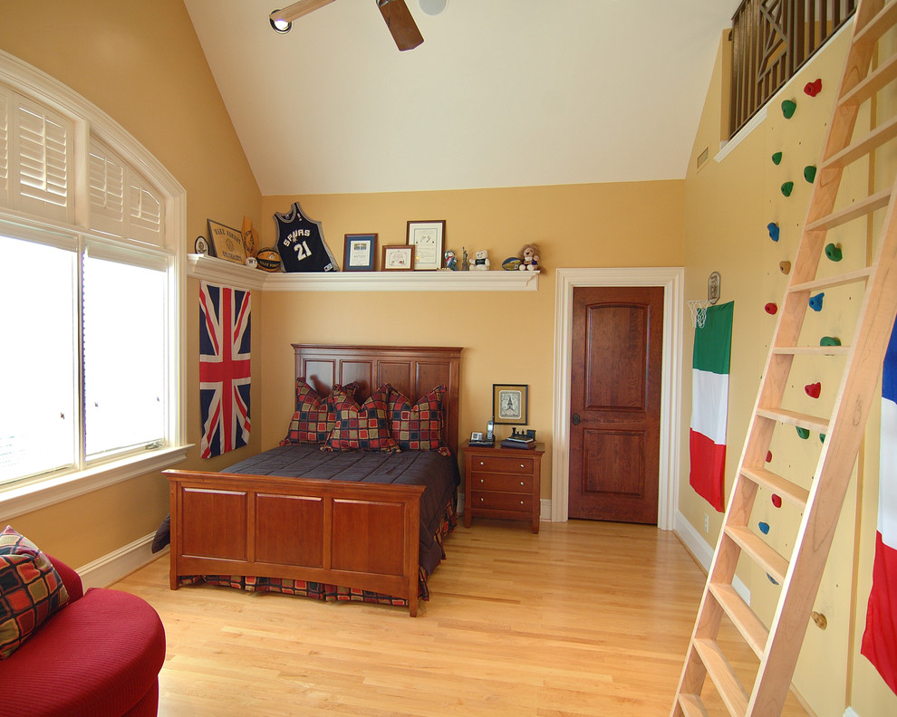Photo of a traditional kids' bedroom in Charlotte.