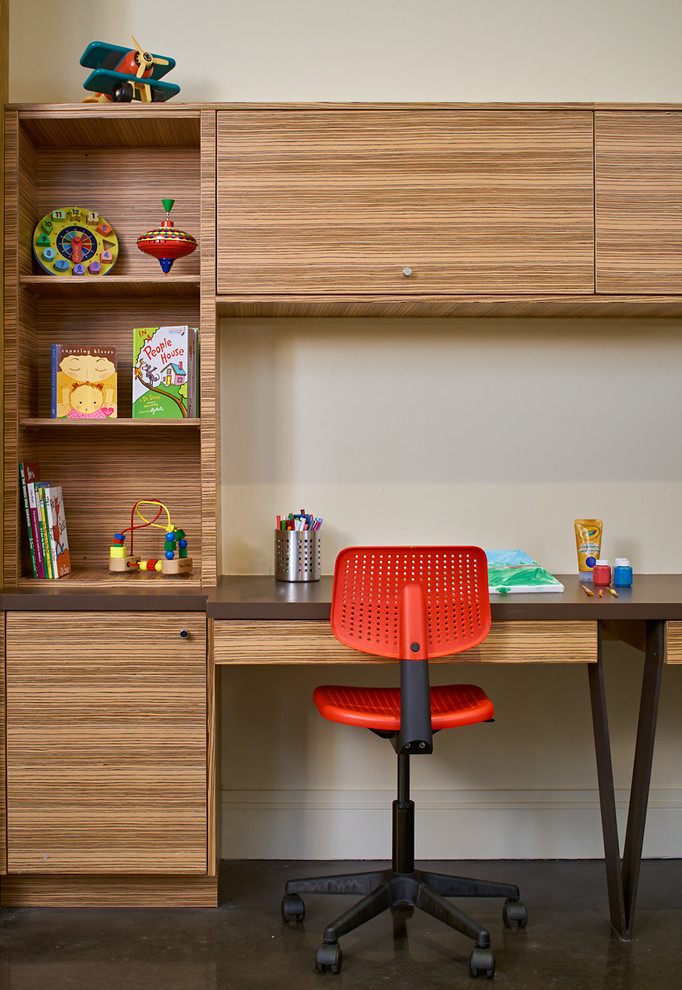 На фото: нейтральная детская среднего размера в стиле рустика с рабочим местом, бежевыми стенами, полом из керамогранита и коричневым полом