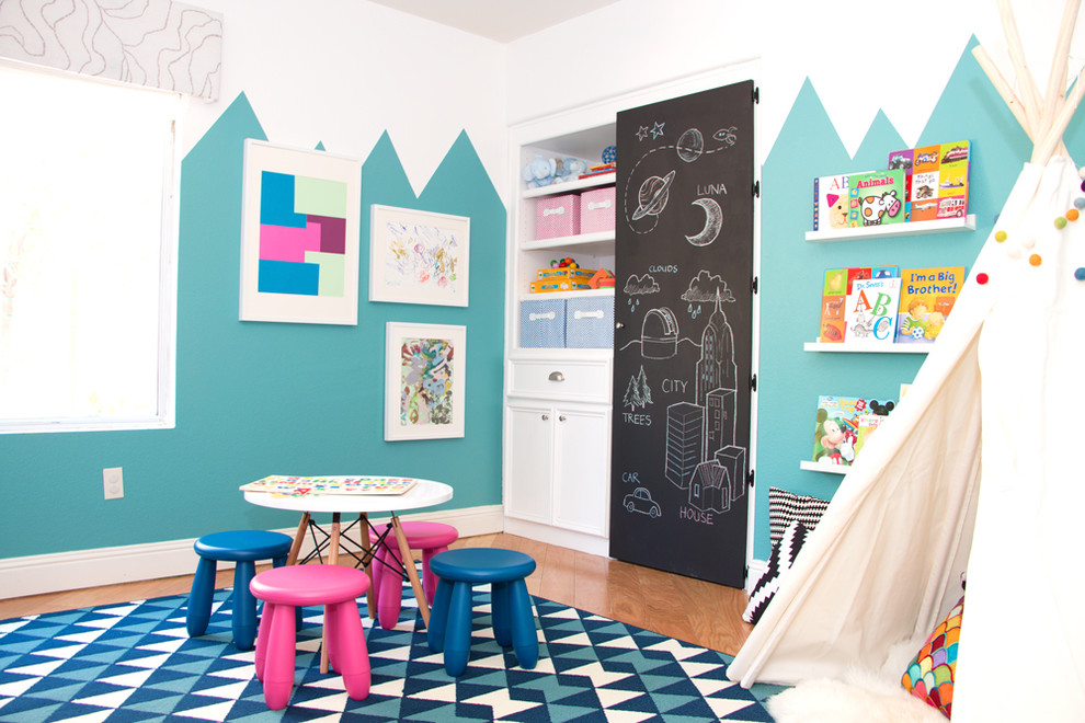 Foto de dormitorio infantil de 4 a 10 años moderno pequeño con suelo de madera en tonos medios y paredes multicolor