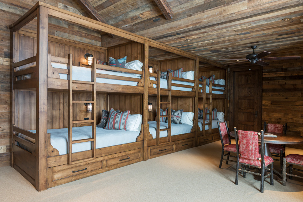 Cette photo montre une chambre d'enfant montagne en bois avec un mur marron, moquette, un sol beige et un plafond en bois.