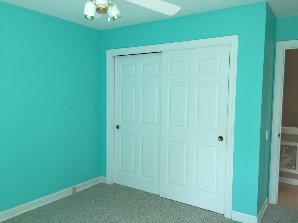 Idéer för att renovera ett mellanstort funkis barnrum kombinerat med sovrum, med blå väggar och heltäckningsmatta