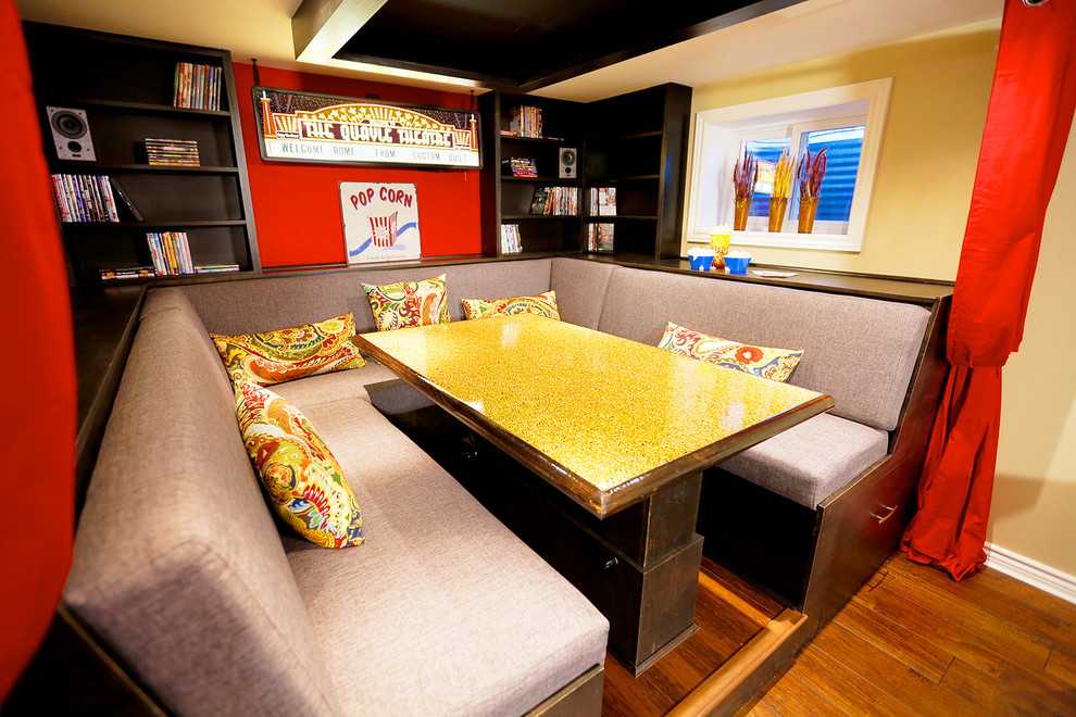 Inspiration pour une chambre neutre vintage de taille moyenne avec un mur jaune et un sol en bois brun.