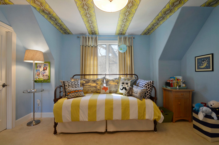 Ispirazione per una cameretta per bambini da 4 a 10 anni contemporanea di medie dimensioni con pareti blu, moquette e pavimento beige