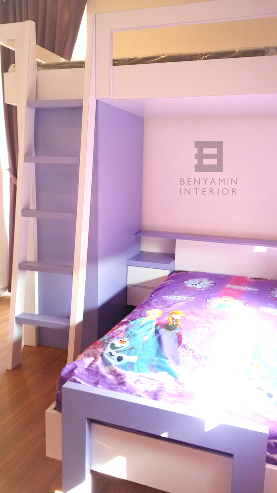Exempel på ett litet modernt flickrum kombinerat med sovrum och för 4-10-åringar, med beige väggar och vinylgolv