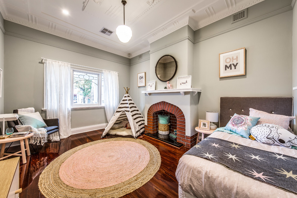 Imagen de habitación de niña de 4 a 10 años tradicional renovada grande con suelo de madera en tonos medios y paredes grises