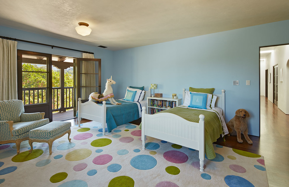Inspiration för ett stort vintage flickrum kombinerat med sovrum och för 4-10-åringar, med blå väggar och mörkt trägolv