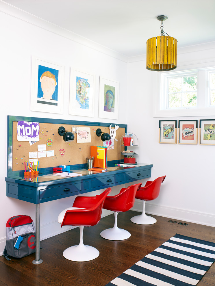 Bild på ett funkis könsneutralt barnrum kombinerat med skrivbord, med vita väggar, mörkt trägolv och brunt golv