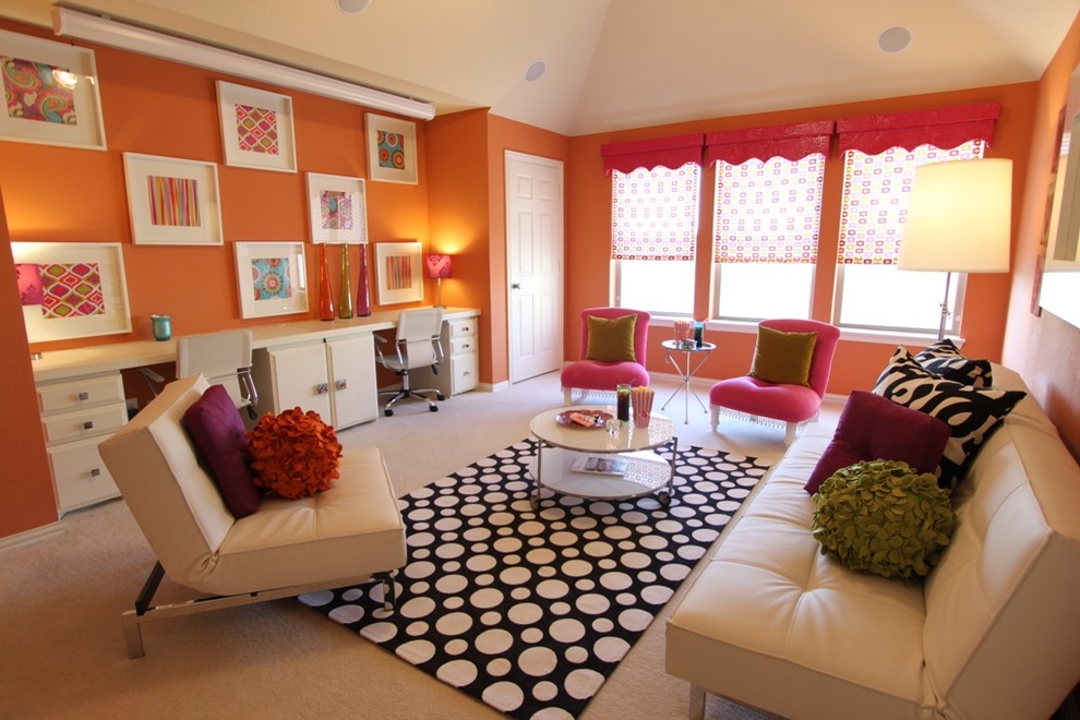 Immagine di una cameretta per bambini da 4 a 10 anni moderna di medie dimensioni con pareti arancioni e moquette