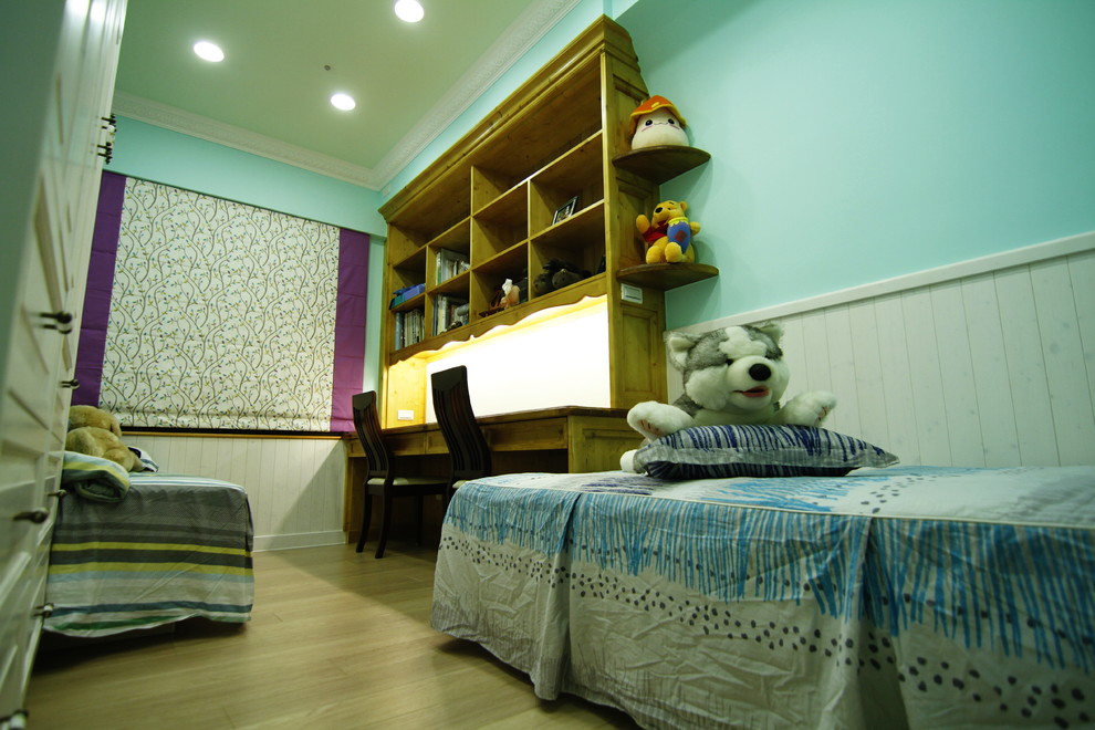 Exempel på ett litet rustikt könsneutralt tonårsrum kombinerat med sovrum, med gröna väggar, laminatgolv och gult golv