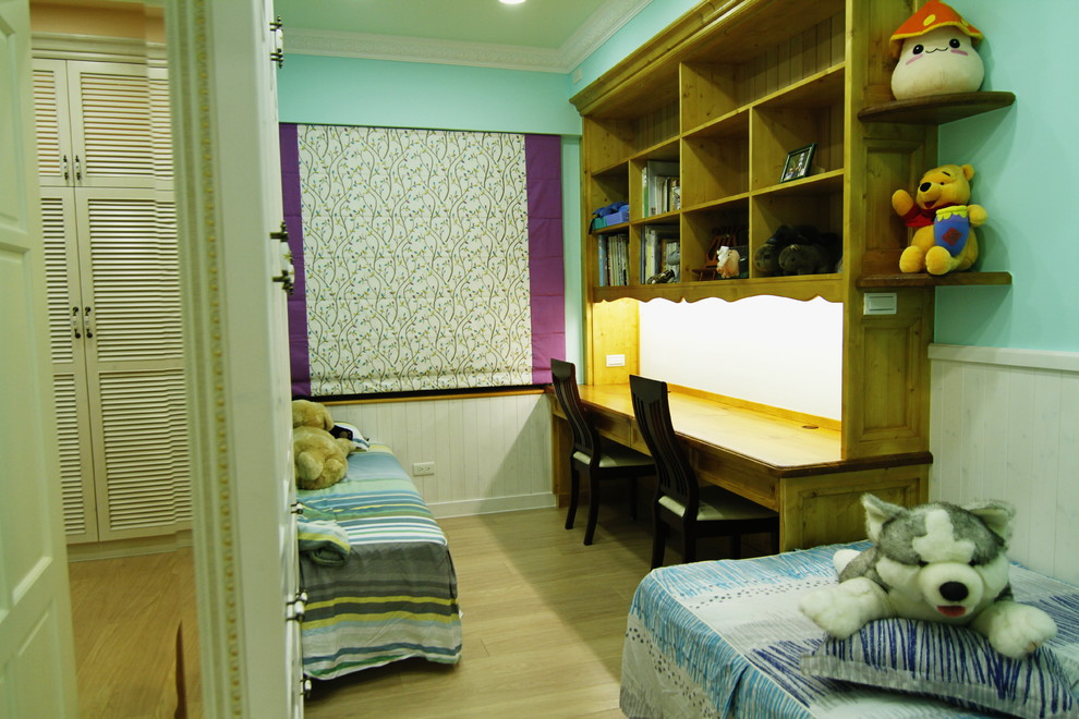 Aménagement d'une petite chambre d'enfant montagne avec un mur vert, sol en stratifié et un sol jaune.