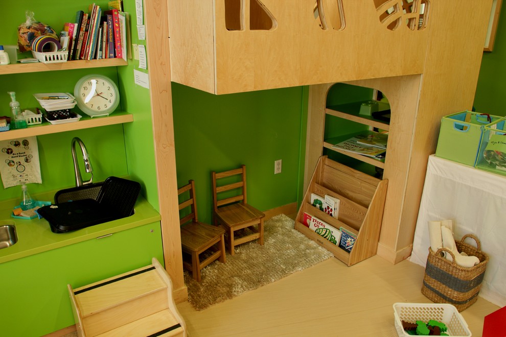 Стильный дизайн: нейтральная детская с игровой среднего размера в современном стиле с зелеными стенами, полом из винила и бежевым полом для ребенка от 4 до 10 лет - последний тренд
