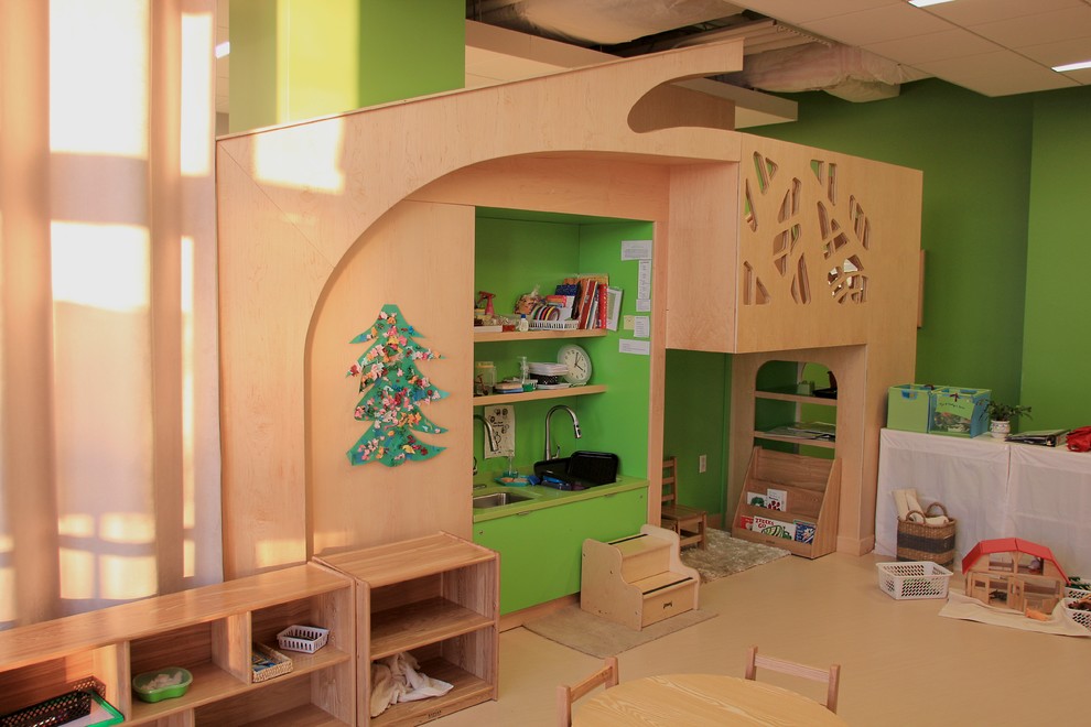 Exempel på ett stort modernt könsneutralt barnrum kombinerat med lekrum och för 4-10-åringar, med gröna väggar, vinylgolv och beiget golv