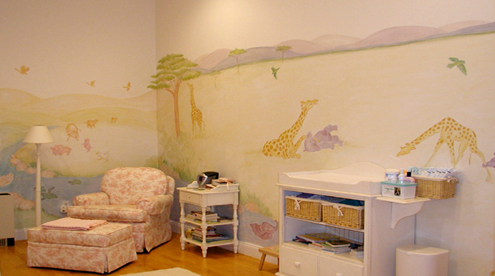 Aménagement d'une chambre d'enfant de 1 à 3 ans classique de taille moyenne avec un mur multicolore et parquet clair.