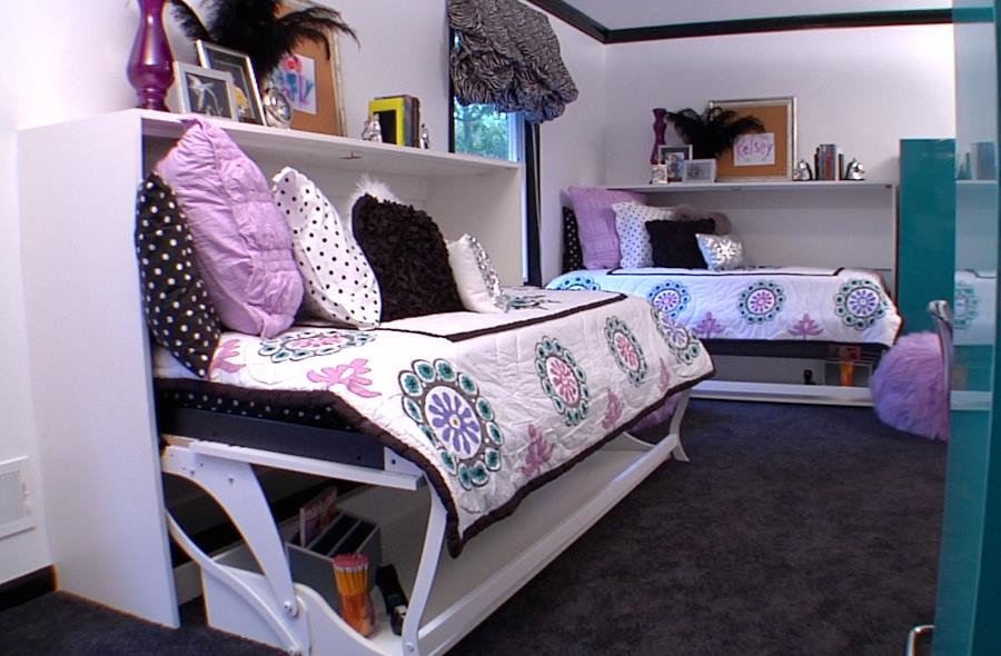 На фото: большая детская в стиле неоклассика (современная классика) с спальным местом, белыми стенами и ковровым покрытием для ребенка от 4 до 10 лет, девочки