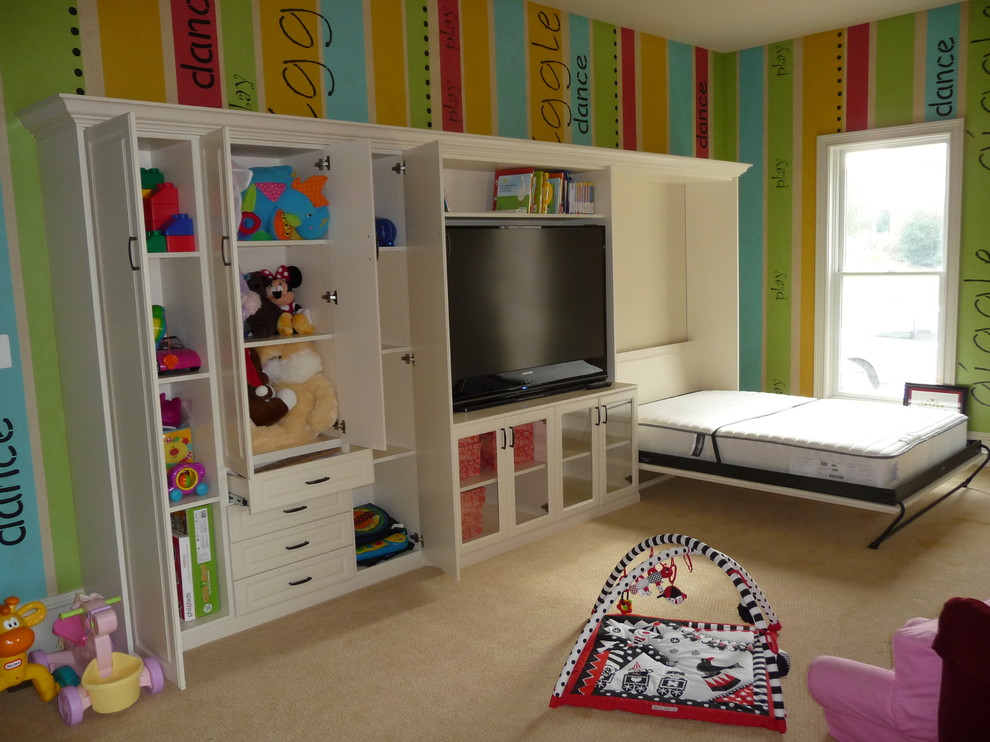 Источник вдохновения для домашнего уюта: большая нейтральная детская с игровой в стиле неоклассика (современная классика) с разноцветными стенами и ковровым покрытием для ребенка от 4 до 10 лет