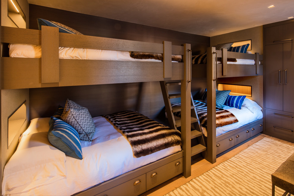Cette photo montre une chambre d'enfant chic avec un mur marron, parquet clair et un lit superposé.