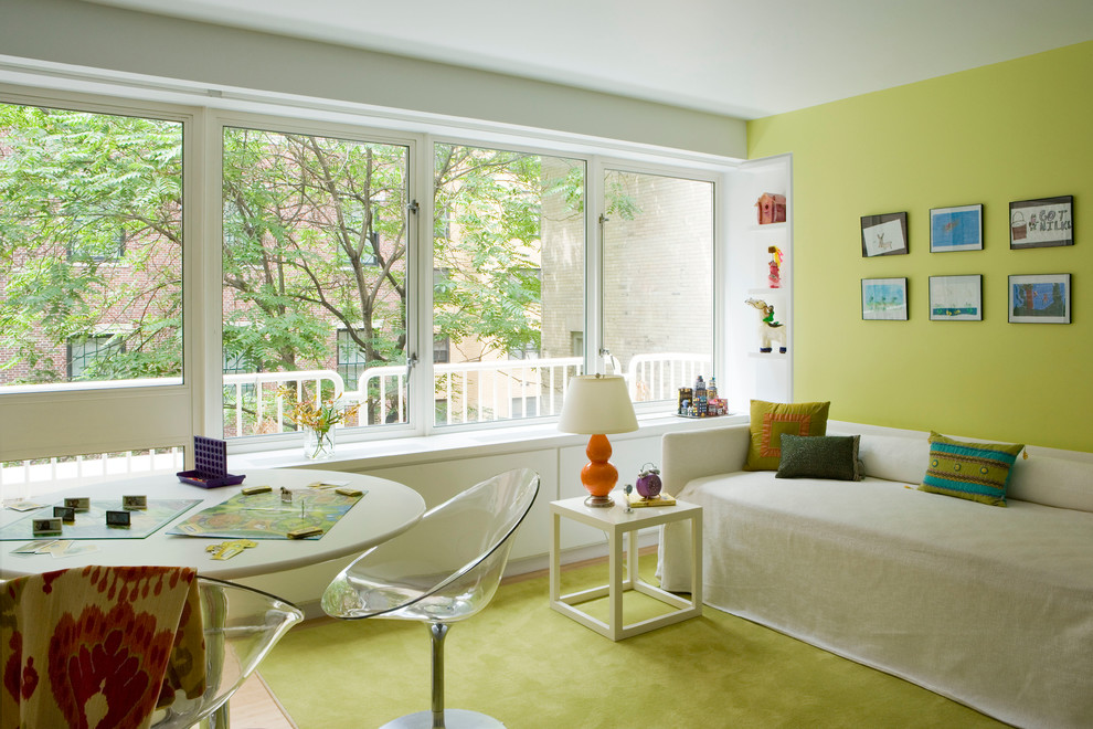 Idéer för mellanstora funkis barnrum kombinerat med sovrum, med ljust trägolv och flerfärgade väggar