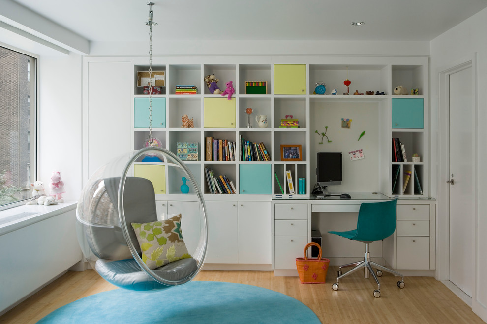 Immagine di una cameretta per bambini minimal di medie dimensioni con pareti bianche e parquet chiaro