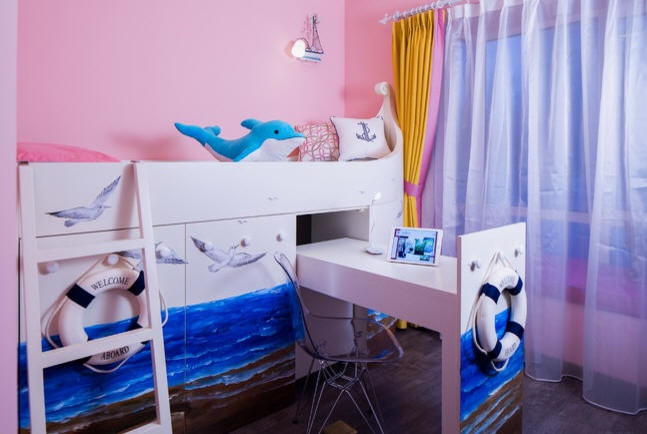 Foto på ett mellanstort maritimt pojkrum kombinerat med sovrum och för 4-10-åringar, med rosa väggar och mellanmörkt trägolv