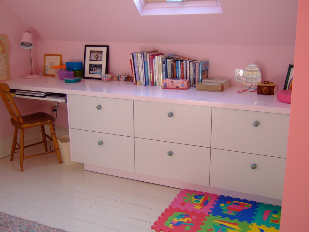 На фото: детская среднего размера в современном стиле с рабочим местом, розовыми стенами и деревянным полом для ребенка от 4 до 10 лет, девочки с