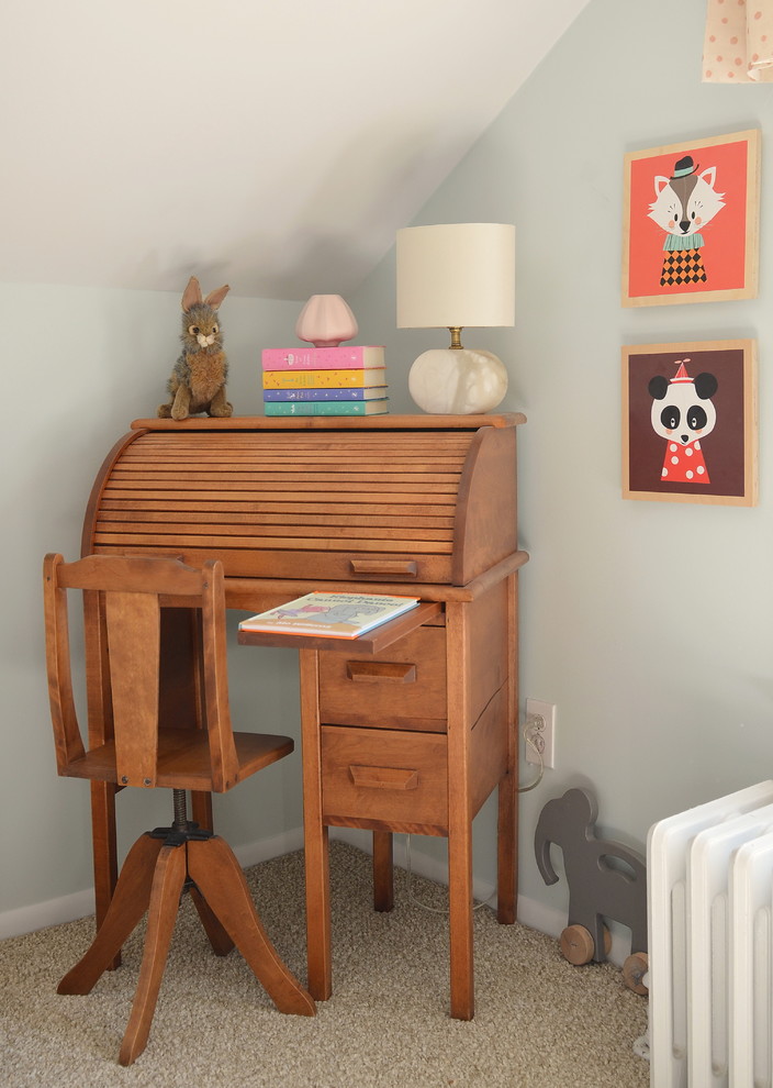 Exempel på ett modernt könsneutralt barnrum kombinerat med skrivbord och för 4-10-åringar, med grå väggar och heltäckningsmatta