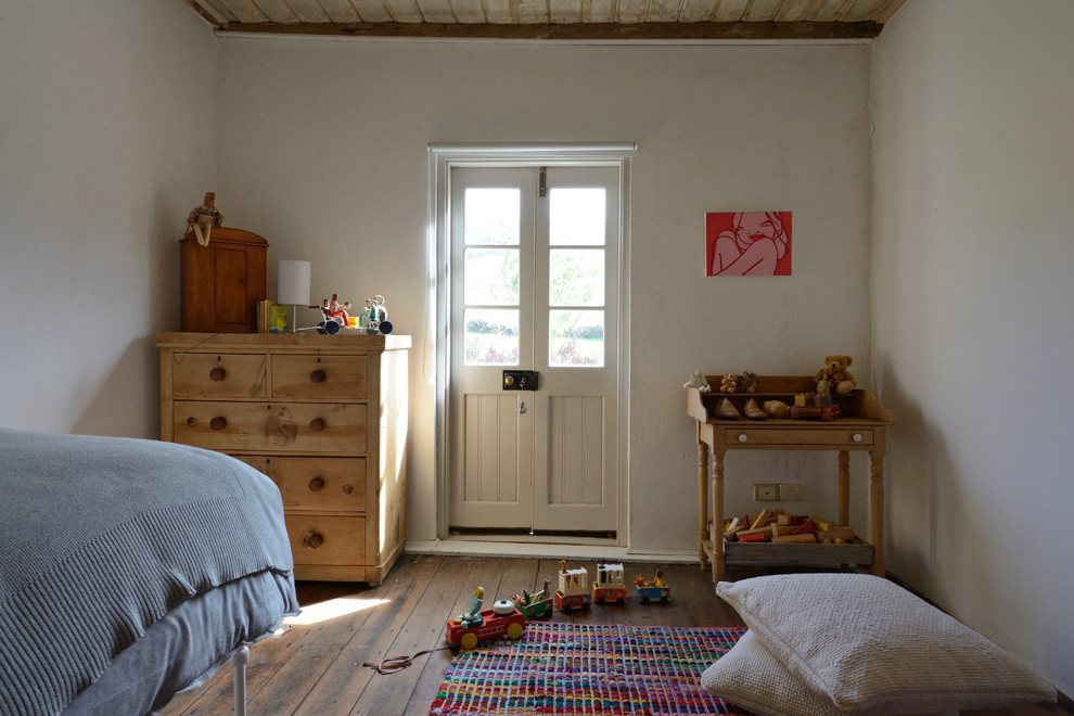 Idee per una cameretta per bambini da 4 a 10 anni country con pareti bianche e pavimento in legno massello medio