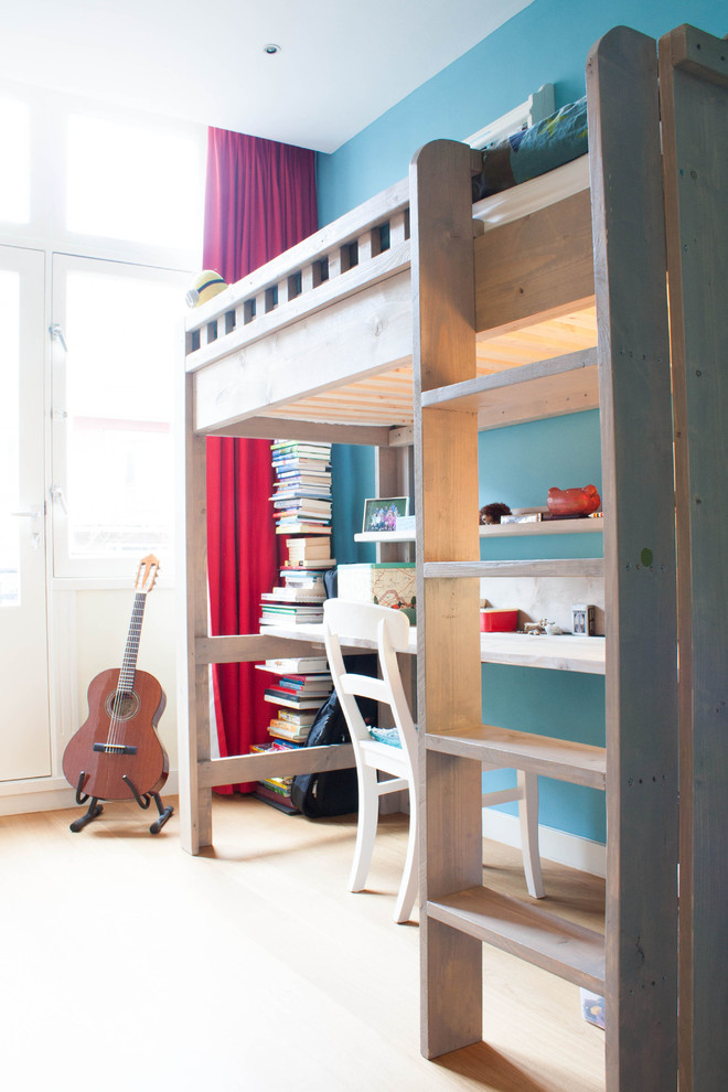 Example of an eclectic kids' room design in Amsterdam