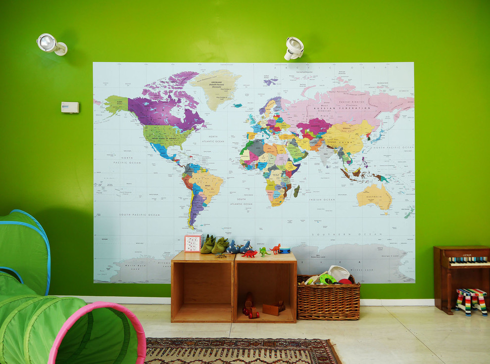 Foto på ett stort funkis barnrum, med gröna väggar och ljust trägolv