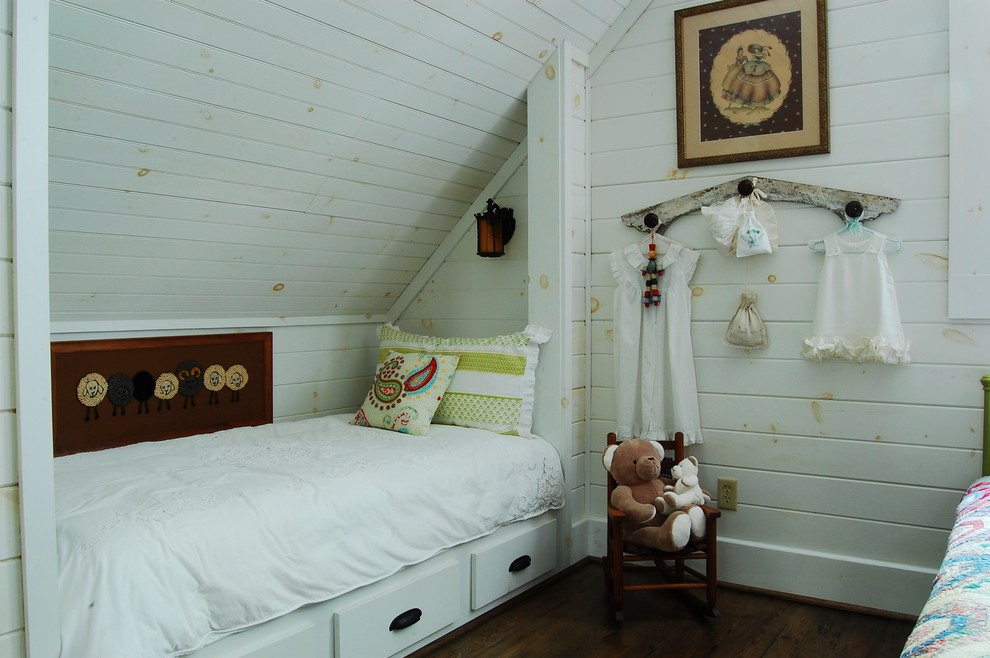 Esempio di un'In mansarda cameretta neutra stile rurale con pareti bianche e parquet scuro