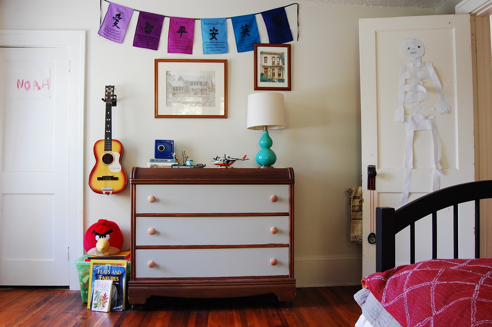 Foto de dormitorio infantil ecléctico con paredes blancas y suelo de madera oscura