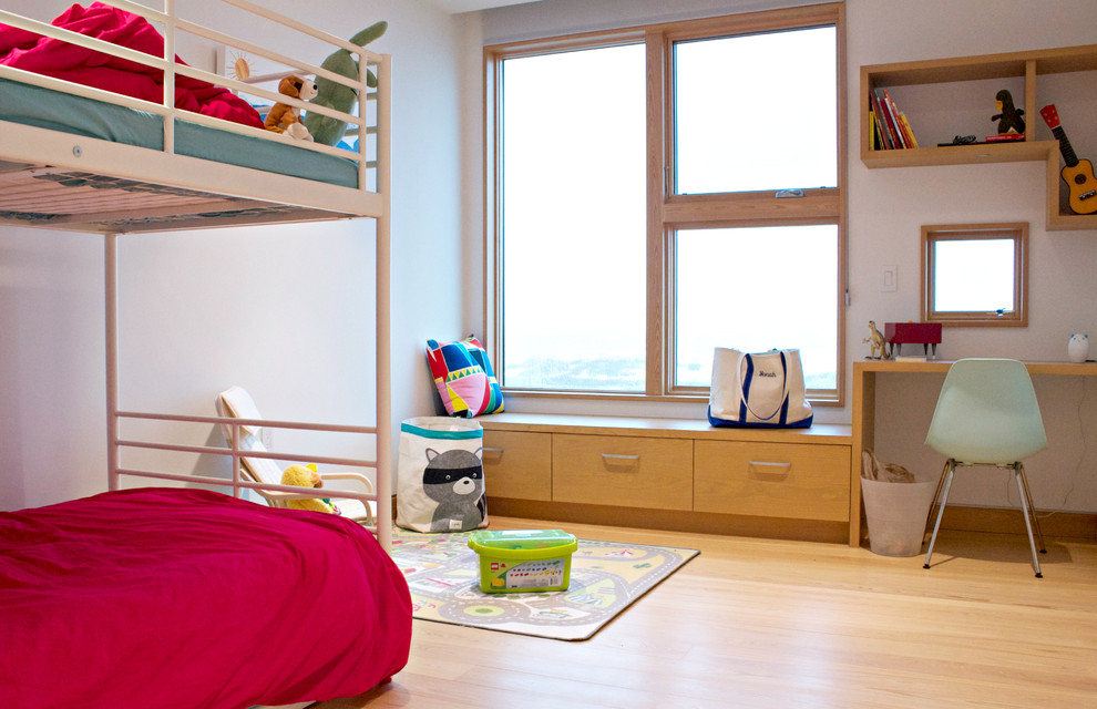 Réalisation d'une chambre d'enfant de 4 à 10 ans design avec un mur blanc, parquet clair et un lit superposé.