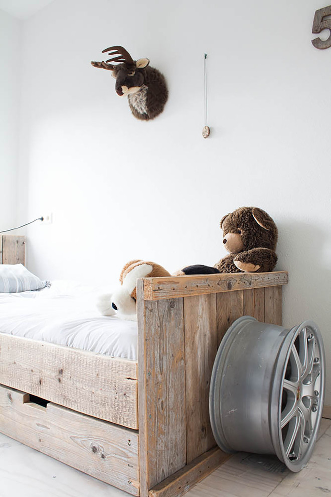 Example of an eclectic kids' room design in Amsterdam