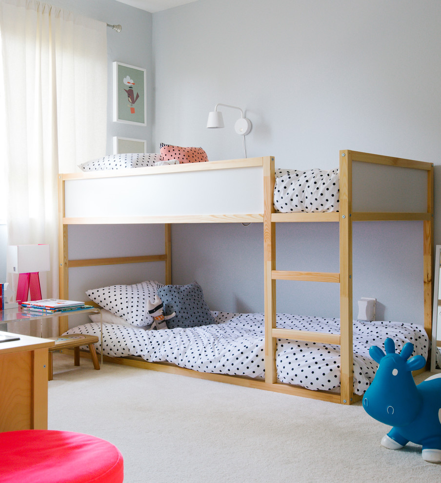 Стильный дизайн: нейтральная детская среднего размера в стиле неоклассика (современная классика) с спальным местом, серыми стенами, ковровым покрытием и бежевым полом для ребенка от 1 до 3 лет, двоих детей - последний тренд