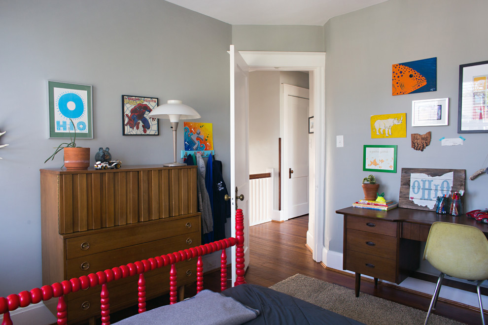 シンシナティにあるトランジショナルスタイルのおしゃれな子供部屋 (グレーの壁、無垢フローリング、茶色い床) の写真