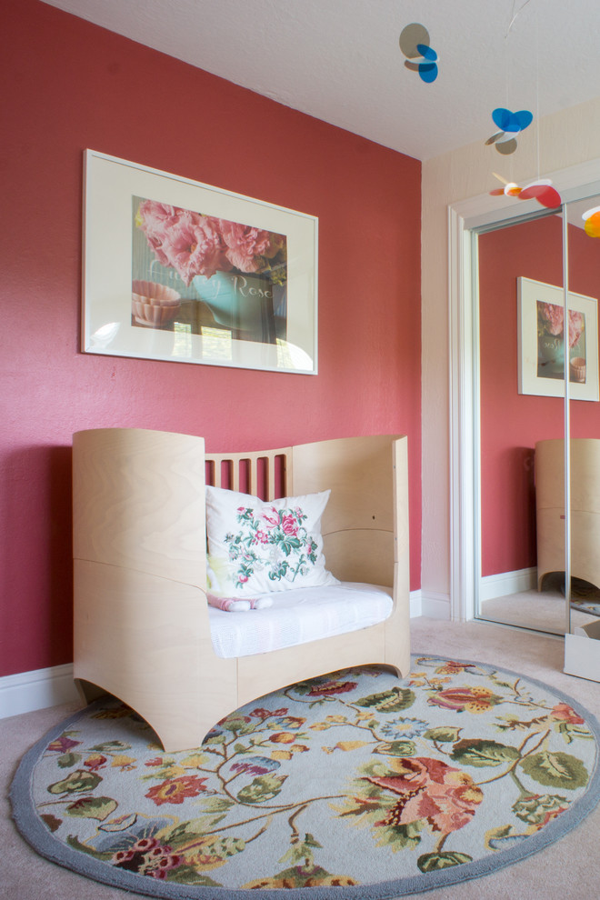 Inredning av ett klassiskt barnrum kombinerat med sovrum, med rosa väggar och heltäckningsmatta