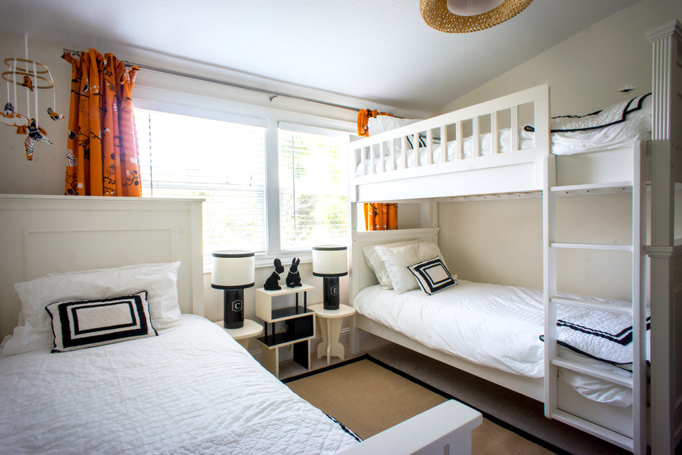 Aménagement d'une chambre d'enfant classique avec un lit superposé.