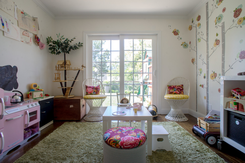 Klassisches Mädchenzimmer mit Spielecke, bunten Wänden und dunklem Holzboden in San Francisco