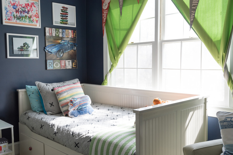 Cette photo montre une chambre d'enfant chic avec un mur gris et un sol beige.