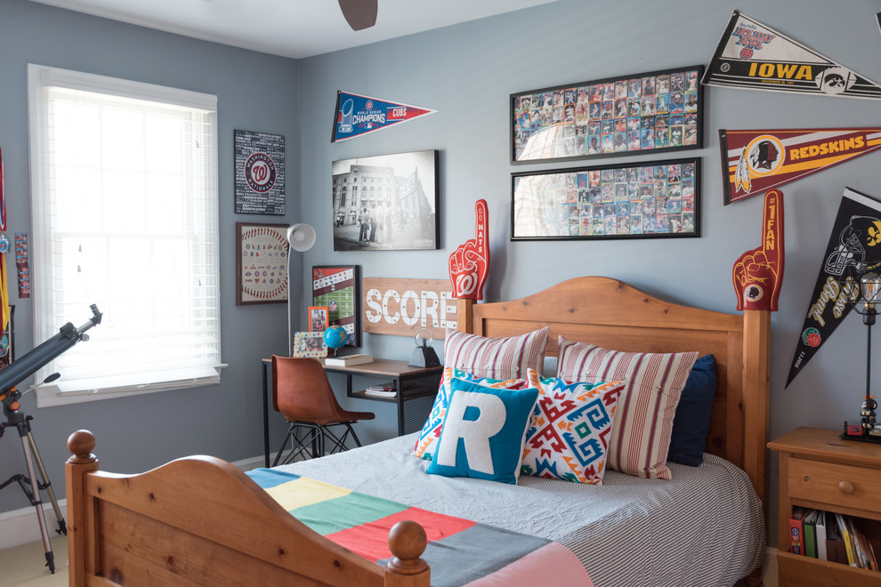 Imagen de dormitorio infantil clásico renovado con paredes grises y suelo beige