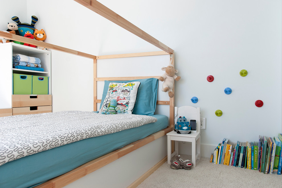 Idee per una cameretta per bambini minimal con pareti bianche e moquette