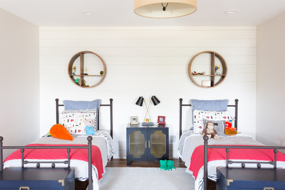 Cette photo montre une grande chambre d'enfant de 4 à 10 ans bord de mer avec un mur blanc et parquet foncé.