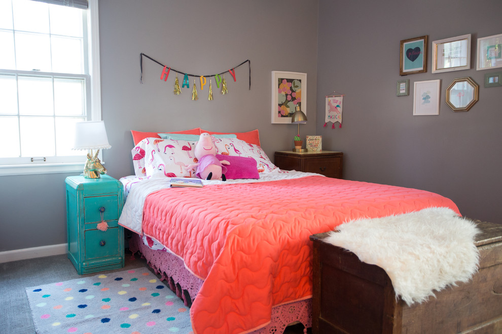 Стильный дизайн: детская в стиле фьюжн с спальным местом, серыми стенами, ковровым покрытием и серым полом для ребенка от 4 до 10 лет, девочки - последний тренд