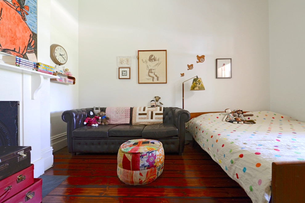 Foto på ett funkis barnrum kombinerat med sovrum, med vita väggar och mörkt trägolv