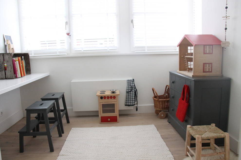Modernes Kinderzimmer mit Spielecke und weißer Wandfarbe in Amsterdam