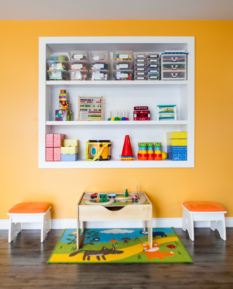 Свежая идея для дизайна: нейтральная детская с игровой в современном стиле с оранжевыми стенами и темным паркетным полом для ребенка от 1 до 3 лет - отличное фото интерьера